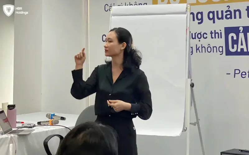 Ms. Khánh Ngân trao đổi về chủ đề “Tư vấn và nhận diện khách hàng”
