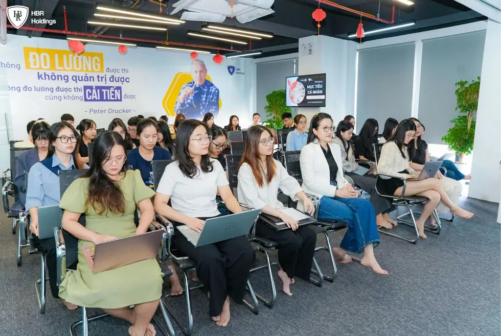 Các thành viên tham gia workshop về mục tiêu cá nhân và văn hóa doanh nghiệp