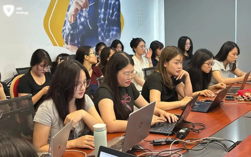 Không khí tập trung của đội ngũ kinh doanh tại chương trình đào tạo nội bộ