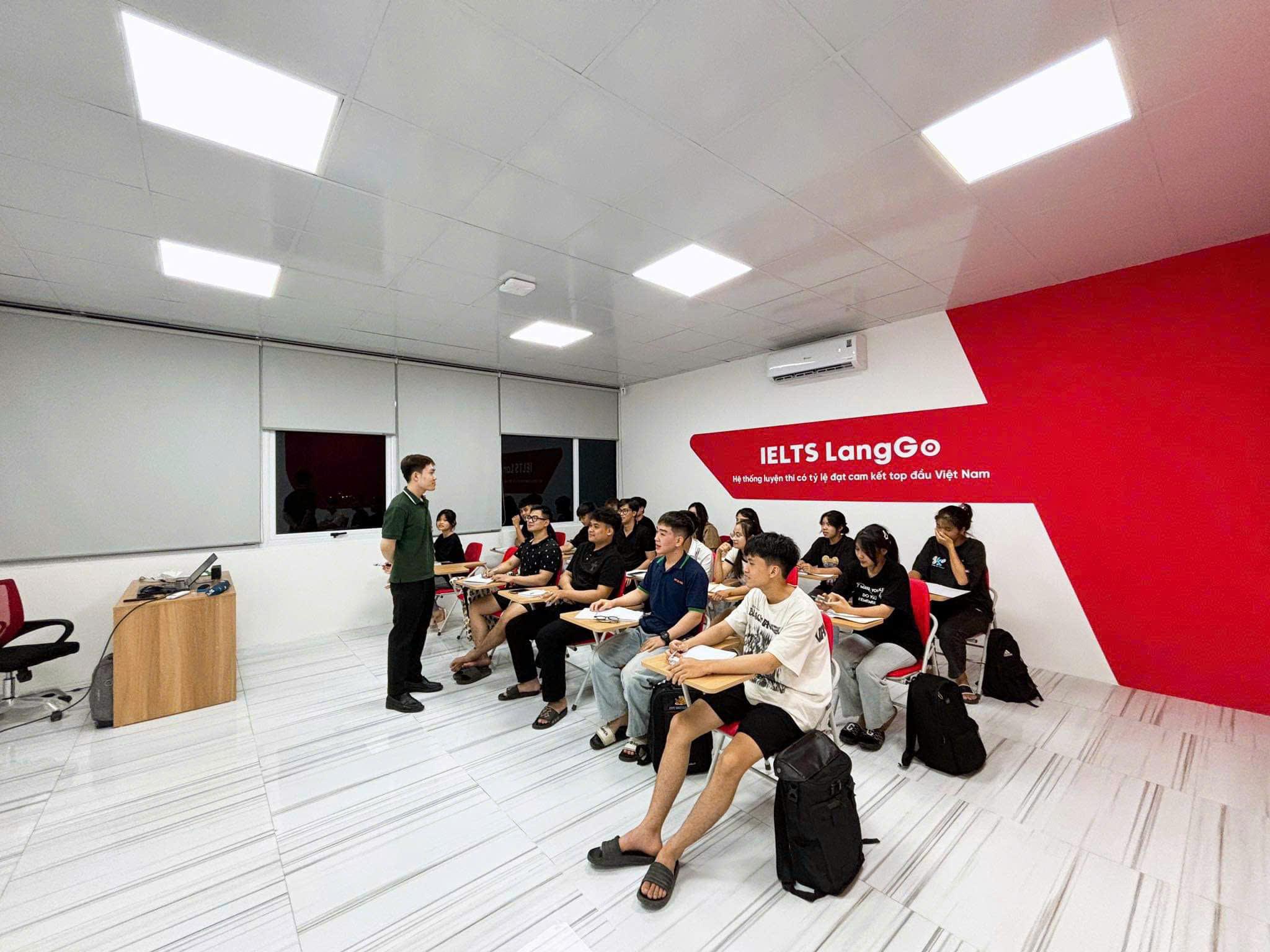 Cơ sở vật chất hiện đại cùng đội ngũ giảng viên 8.0+ IELTS Overall dày dạn kinh nghiệm